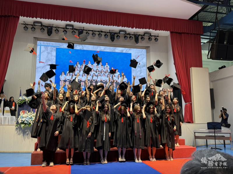 畢業生撥穗儀式後開心合影