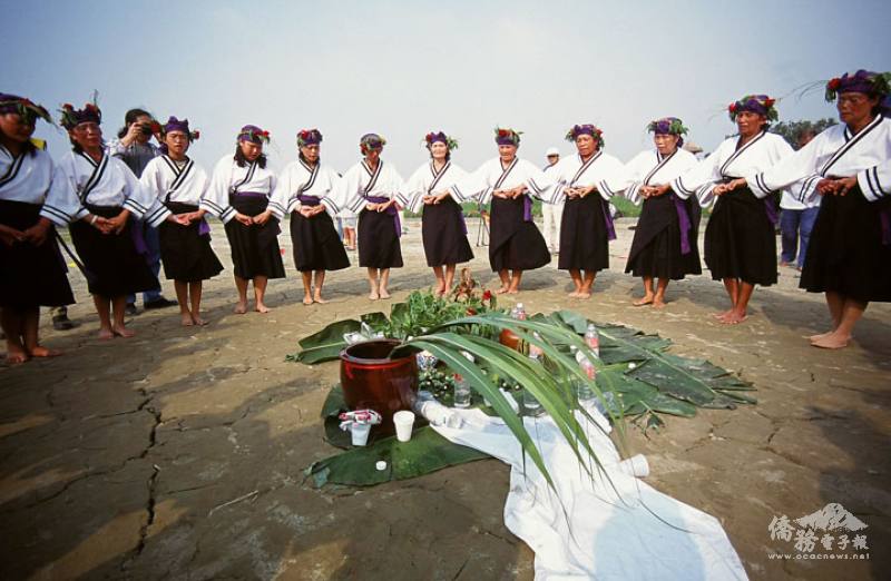 The O-roraw ritual of the Siraya people is primarily performed by women. Crossing hands in a circle, they chant ancient tunes in their native language, expressing gratitude to the ancestral spirits. (MOFA file photo)​​