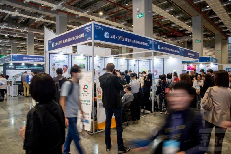 三總創新育成中心攜手南港生技育成中心共同參展。（軍聞社記者蔡枋澐攝）