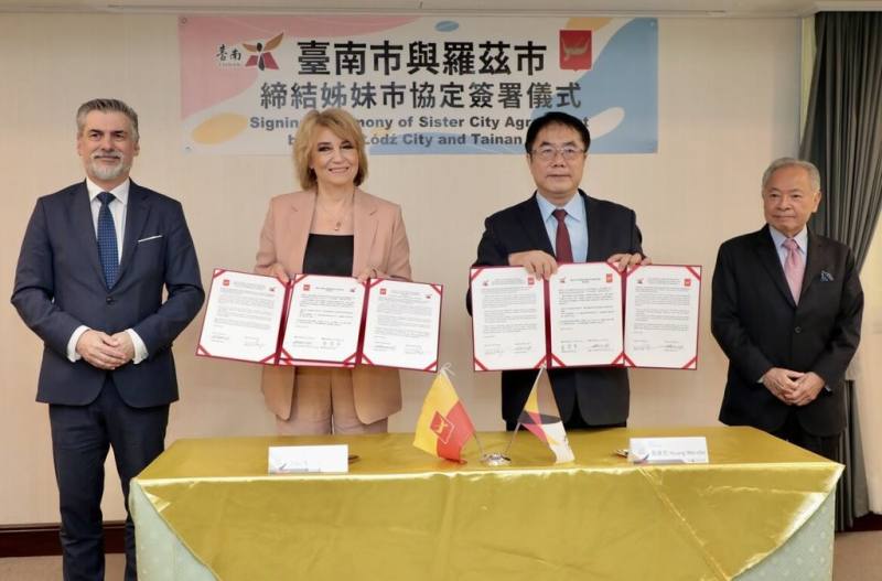 台南市長黃偉哲（右2）和波蘭洛茲市（Lodz City，另譯羅茲市）市長茲丹諾夫斯卡（Hanna Zdanowska）（左2），6日在台南市永華市政中心簽署締結姐妹市。（台南市政府提供）