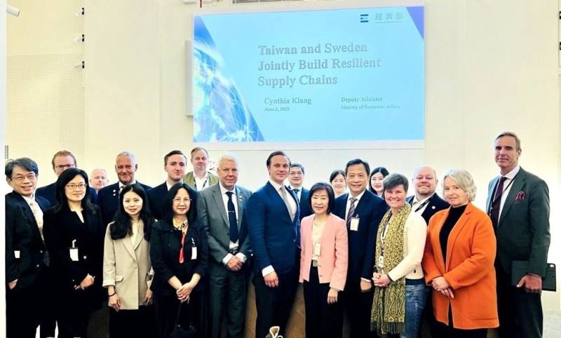 經濟部政務次長江文若（前排右6） 2日至4日率團赴瑞典出席雙邊會議，並在瑞典國會演講，深化台灣瑞典政經關係。瑞典國會貿易暨工業委員會主席安德森（Tobias Andersson）（前排左6）、駐瑞典代表谷瑞生（前排右5）也出席參與。（駐瑞典代表處提供）