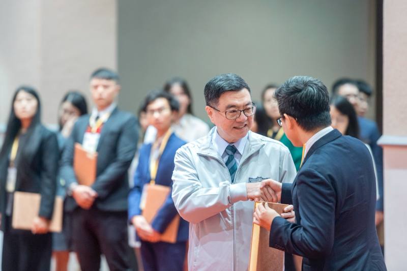 行政院長卓榮泰5日主持「行政院青年諮詢委員會」第5屆第1次會議