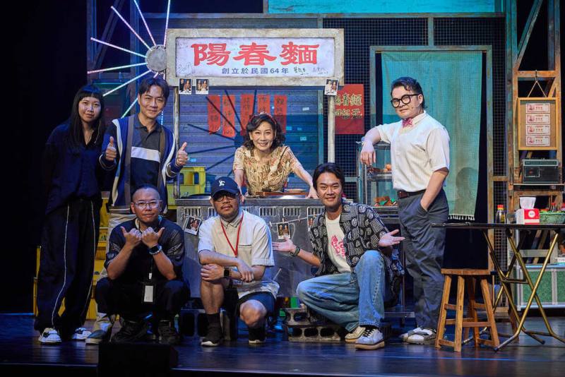 音樂劇「老闆～來碗陽春麵！」6日起在台北市PLAYground空總劇場演出19場，由作詞人嚴云農（前左1）編劇，與金鐘導演李俊宏（前中）共同執導，讓觀眾「走進」台北麵攤，享受沉浸式體驗。（春河劇團提供）