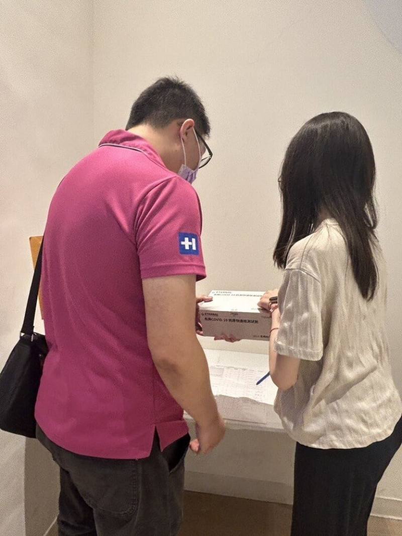 COVID-19疫情升溫，高雄市政府已緊急採購3萬劑醫用快篩以供全市244家住宿型長照機構有需要時使用，首批4000劑5日到貨、配送中。（高雄市衛生局提供）