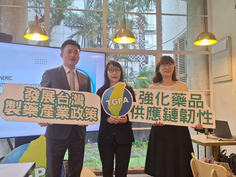 學名藥協會5日呼籲，政府應強化台灣藥品供應鏈韌性，建議成立「藥品供應韌性小組」。左起為學名藥協會國際事務委員會主委林命權、理事長陳誼芬、公共事務委員會主委殷為瑩