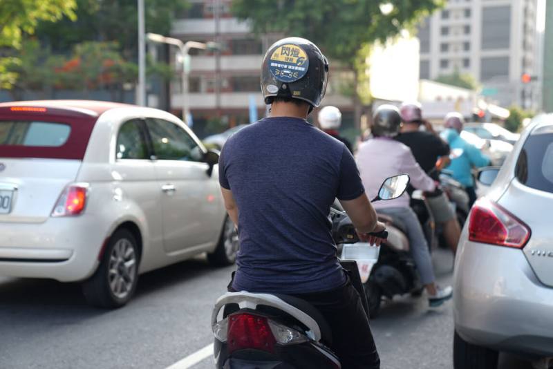 高雄市社會局攜手聽障團體推出行車友善貼紙，結合識別標示與QRCode掃碼提供手語溝通服務，協助聽障駕駛獲得體諒，並有「閃燈提醒」等字樣，可張貼於車輛後方明顯處，提醒用路人注意。（高市社會局提供）