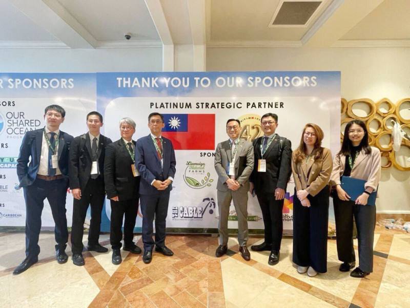 外交部及駐聖克里斯多福及尼維斯大使館率環境部及學者專家出席第3屆「全球永續島嶼峰會」。（外交部提供）