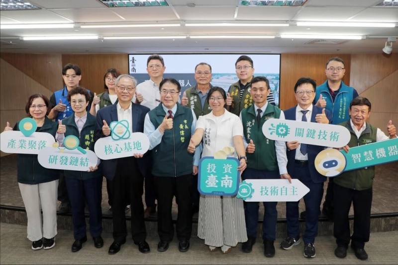 行政院拍板「智慧機器人產業聚落」落腳台南市柳營區，台南市政府盤點可利用土地約104公頃，台南市長黃偉哲（前左4）6日指出，市府將全力配合打造。（台南市政府提供）