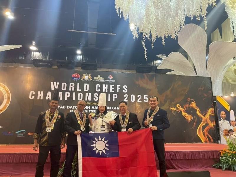 花蓮烘焙師黃湘涵（中）赴馬來西亞參加第4屆世界廚藝大賽，選用在地產鳳梨、洛神花蜜餞、原住民香料馬告打造精緻伴手禮，在烘焙技藝競賽獲2金1銀。（花蓮縣文化局提供）