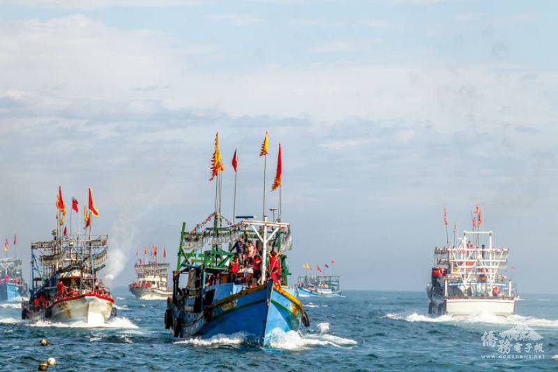 在四面環海的台灣，民俗兼容了代表陸地思維的火文化，以及象徵著海洋文化的水文化之複雜內涵。