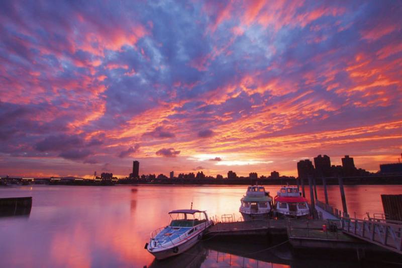 At dusk, Dadaocheng Wharf takes on a magical allure.​​