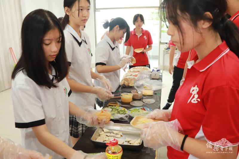 新加中正中學同學體驗越南美食