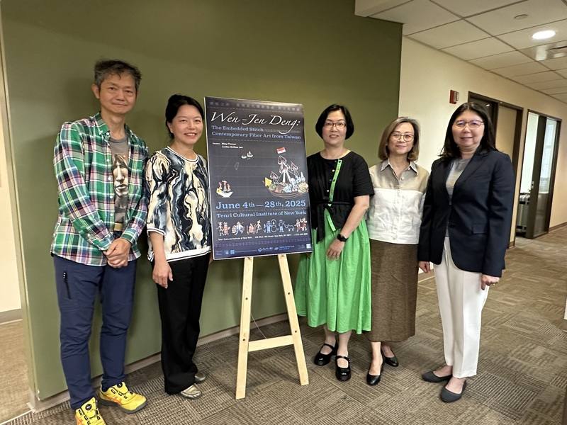 台灣纖維藝術創作者鄧文貞（右3）在紐約台北文化中心與共同策展人等，介紹創作與國內外駐村經驗。