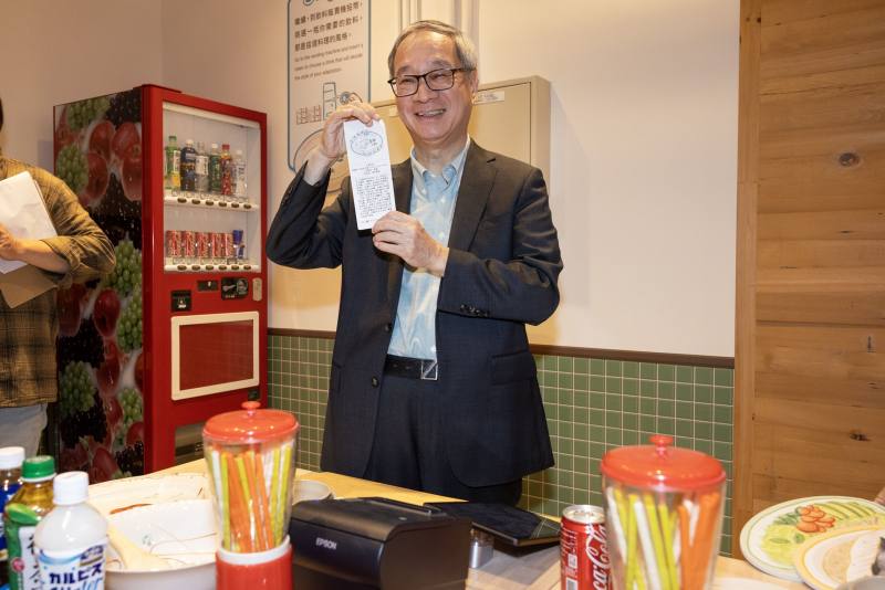 文化部長李遠體驗在「主食材區」挑選欲改編的文本、「配菜區」選擇改編的形式、「飲料販賣機」決定呈現的風格，產出一份文學改編料理的文字及食譜清單。