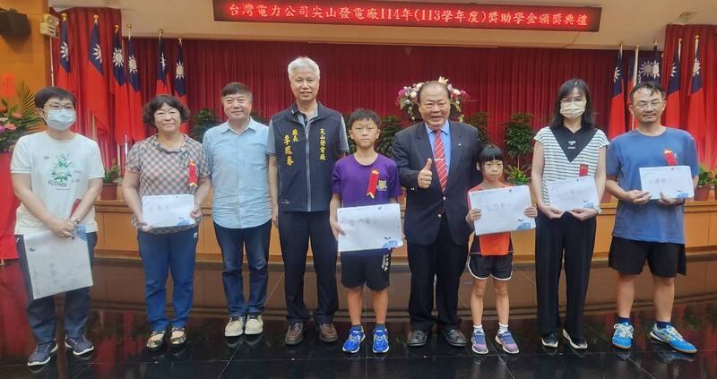 澎湖縣長陳光復（右4）6日在台電頒發獎助學金典禮中一口氣頒發350萬元的獎助學金，他說明澎湖有近1000名學子受惠，佔比率甚高，並對台電長年投入公益活動，表達感恩與感謝