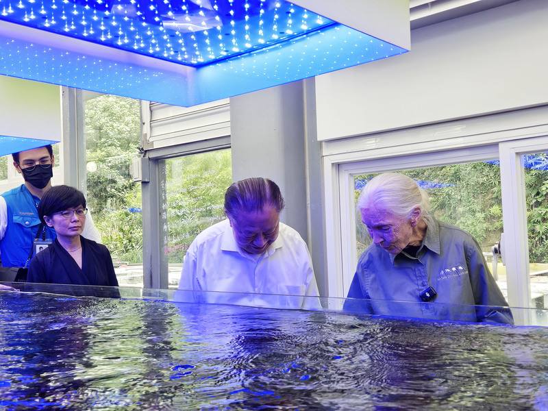 台達集團創辦人鄭崇華（右2）向國際知名生態學家珍古德（右1）介紹台達電投入珊瑚復育的成果