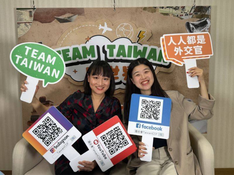 國合會推出「Team Taiwan 闖世界」新節目，由國合會副祕書長謝佩芬（左）主持，首集邀請曾赴泰國清萊華語高中，擔任國合會英文教學志工的謝庭瑜（右）擔任來賓。（國合會提供）