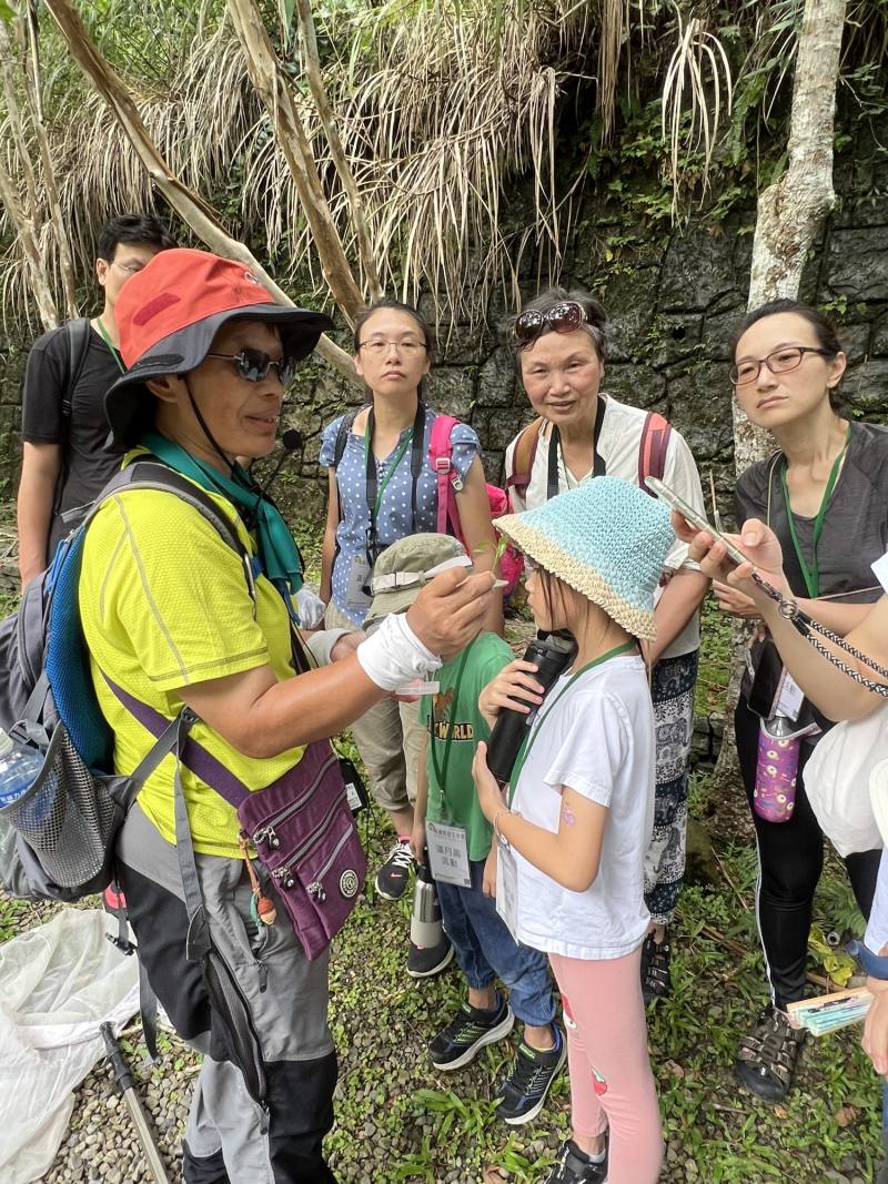 達人帶領認識蝴蝶生態(滿月圓遊客中心提供)