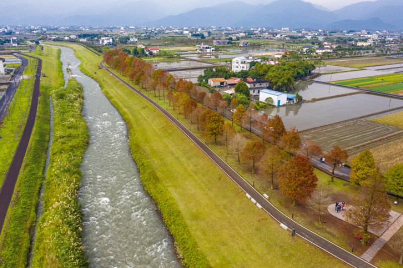 安農溪經整治後，沿途景緻迷人，可騎自行車欣賞台灣農村的恬靜。（莊坤儒攝）
