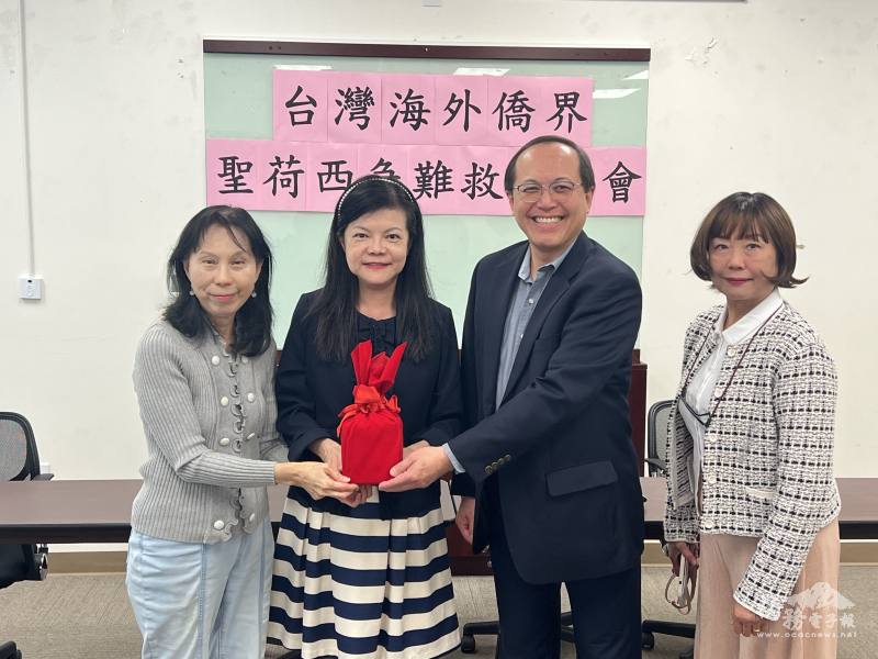 會長交接(左起：創會會長李漢文、金山灣區文教中心祕書許彩鳳、新任會長陳俊成、副會長陳瓊瑩)