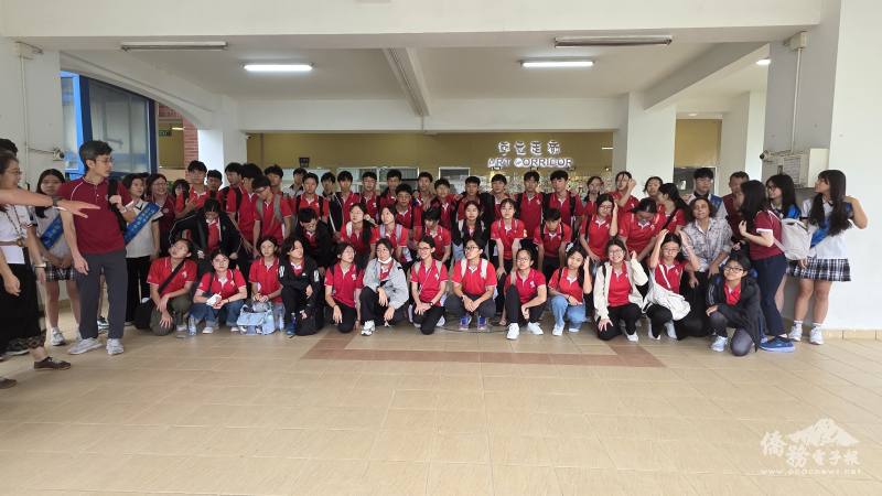 胡志明市臺灣學校歡迎新加坡友校來訪，雙方師生大合照