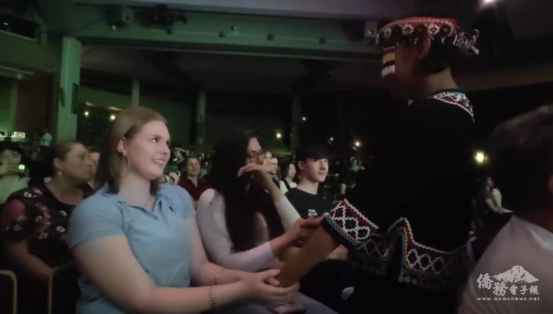 歌手牽觀眾的手演唱臺北的天空，觀眾感動落淚(照片提供：爾灣志工楊蔚藍)