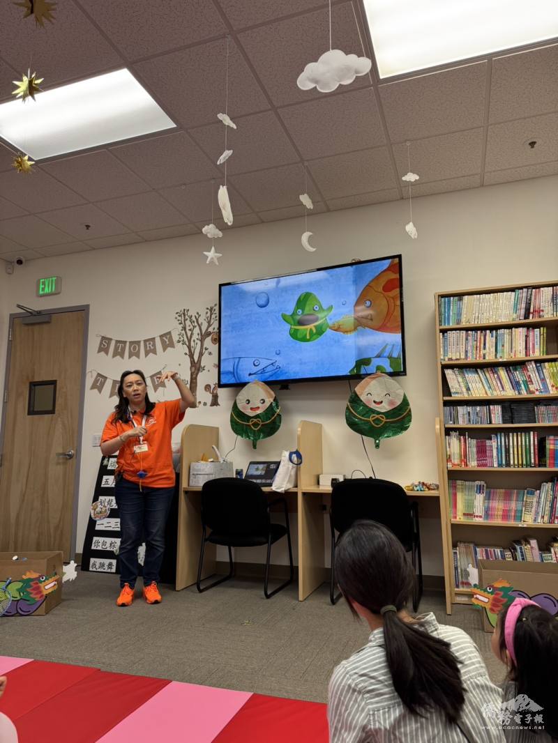 老師許珮荏精彩介紹吸引小朋友體驗文化