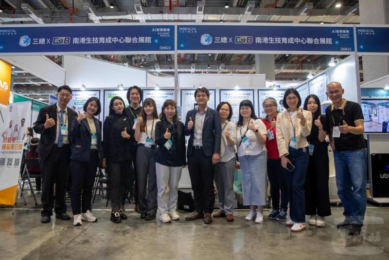 三總創新育成中心吳副主任（右7）與合作夥伴共同合影。（軍聞社記者蔡枋澐攝）