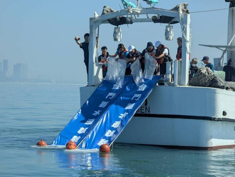 金門縣水產試驗所舉辦「2025年世界海洋日金門魚苗放流活動」，在小金門海域放流黑鯛、黃鰭鯛及鳳螺等，盼為資源永續盡一份力