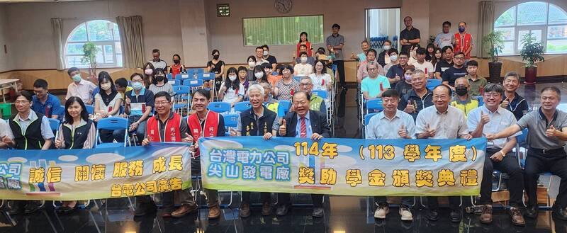 澎湖縣長陳光復（前排右5）6日在台電頒發獎助學金典禮中一口氣頒發350萬元的獎助學金，他說明澎湖有近1000名學子受惠，佔比率甚高，對台電長年投入公益活動，表達感恩與感謝，圖為他與台電人員及獲獎同學們共同合影
