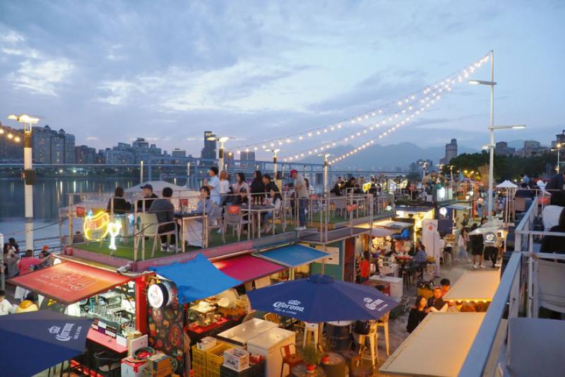 Visitors to Dadaocheng Wharf can dine at eateries converted from shipping containers. After placing orders, they climb up to the roofs to enjoy their food and admire the scenery in a tranquil atmosphere.