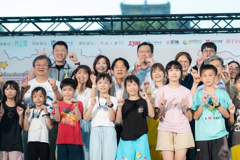 總統和出席人員合影