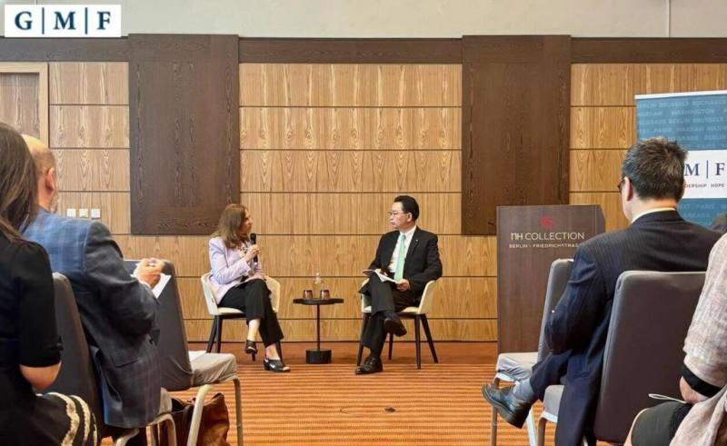 國安會秘書長吳釗燮（右）4日在柏林出席由德國馬歇爾基金會（GMF）主辦的「台灣三邊論壇」，以台灣在印太區域安全中的角色為主題發表演說，並呼籲歐洲與台灣加強夥伴關係。左為GMF印太計畫主任葛來儀。（GMF提供）