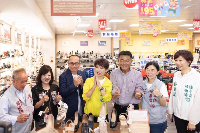 經濟部中企署署長李冠志(右三)、立法委員陳亭妃(右四)、臺南市皮革製品商業同業公會理事長楊文雄(左三)出席府城鞋品牌發表會活動。