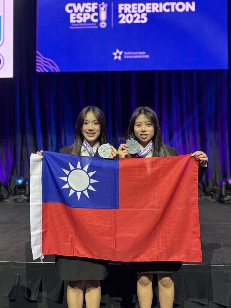 北一女中學生羅庭宣（左）和林昕儀（右）在加拿大科學展覽會的參賽作品「金屬多酚配位奈米載體合成與多功能腫瘤治療法開發」，榮獲大會卓越獎銀牌。（駐加拿大代表處提供）