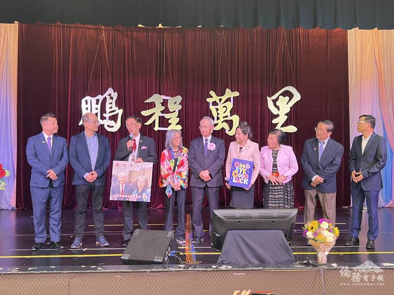 金山灣區僑務委員代表全體僑胞致贈禮物給賴銘琪伉儷
