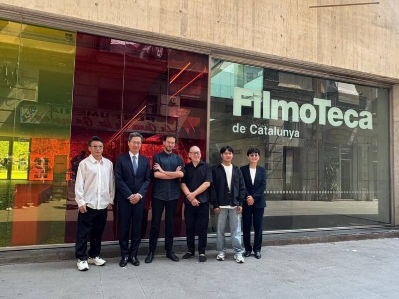 駐西班牙代表處文化組與加泰隆尼亞電影資料館攜手舉辦為期1個月的「蔡明亮導演電影回顧展」，滿足巴塞隆納眾多的蔡明亮影迷。圖為加泰隆尼亞電影資料館館長拉帕拉（左3）、駐西班牙代表處副代表張自信（左2）、駐西班牙代表處文化組長張祐瑄（右1）與蔡明亮（右3）、李康生（左1）與亞儂‧弘尚希（右2）合影。（駐西班牙代表處文化組提供）