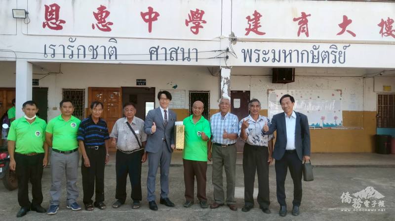 董思齊與恩惠中學校長及師生合影