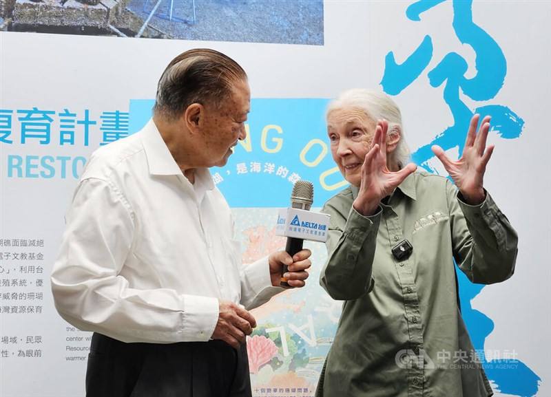 World-renowned zoologist Jane Goodall (right) discusses ecological conservation and environmental sustainability with Delta Electronics founder Bruce Cheng at an event in Keelung on Friday. CNA photo June 6, 2025