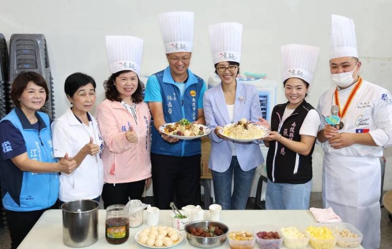 2025南投意麵觀光嘉年華7日登場，南投縣長許淑華（右3）、南投市長張嘉哲（左4）等出席，體驗製作創意意麵。（南投縣政府提供）