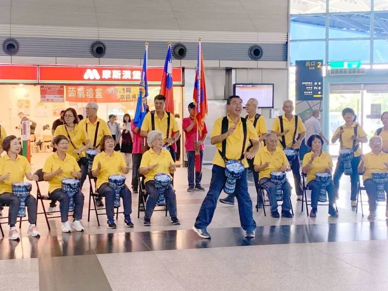 高雄榮民之家千歲團7日在高鐵嘉義站帶來非洲鼓快閃演出，希望用音樂與活力感動旅客。（台灣高鐵提供）