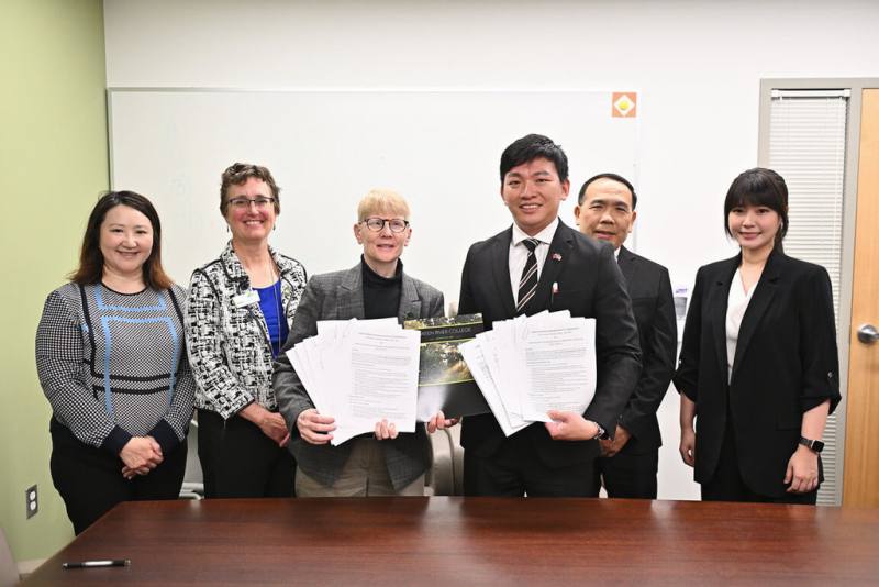 市府訪團由行政暨國際長張硯卿（右1）及教育局長吳立森（前右2）率隊， 赴美見證位於華盛頓州金郡奧本市的綠河學院（Green River College），與高雄市6校簽署教育交流意向書。（高雄市行政暨國際處提供）