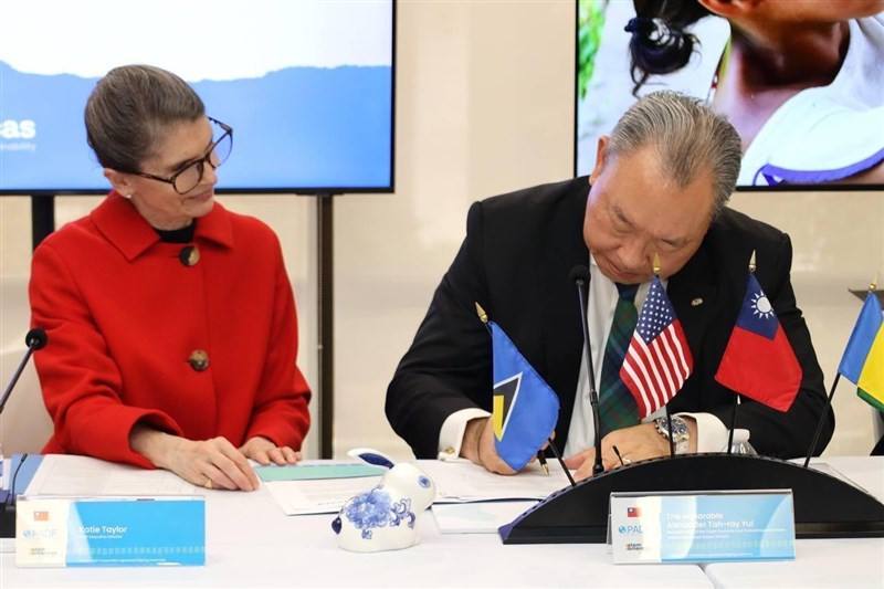 Taiwan's representative to the United States, Alexander Yui (right), signs a partnership agreement with PADF Executive Director Katie Taylor (left) at the event on Friday. Photo courtesy of MOFA