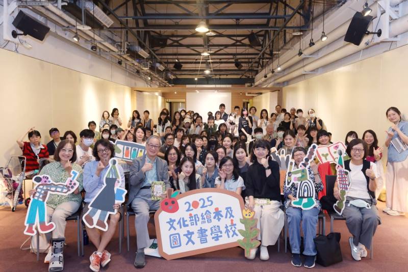 童書編輯總監張文婷（左起）、繪本插畫家唐壽南（唐唐）、文化部長李遠、文化部次長李靜慧、資深繪本及童書編輯高明美等一同出席文化部「繪本及圖文書學校」開學日，與學員們合影。