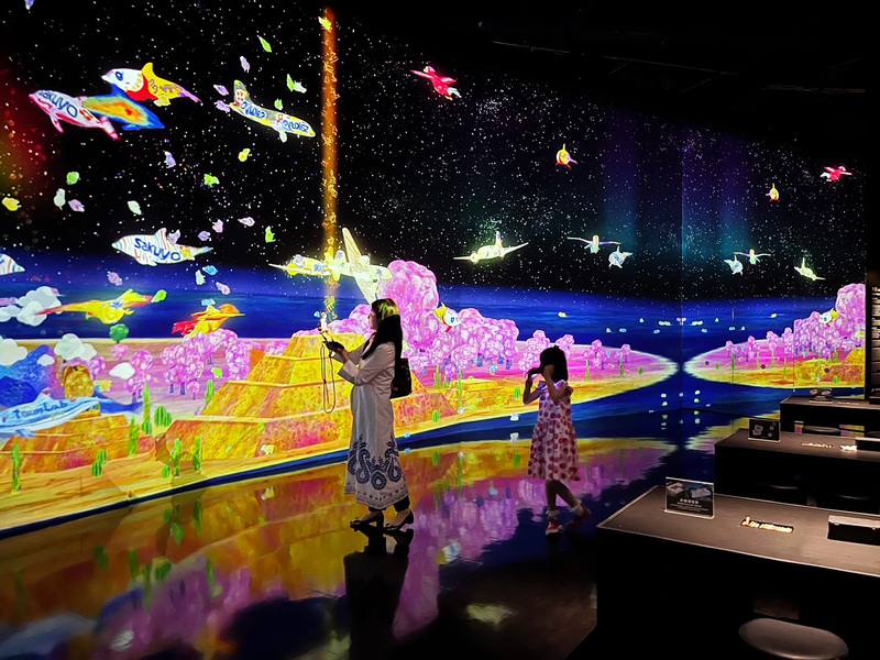 「teamLab共創！未來園」7日起在國立科學工藝博物館展出，高雄站打造海、陸、空3大元素，也新增「彩繪環世界」展區，踏進展場處處皆有可互動巧思設計