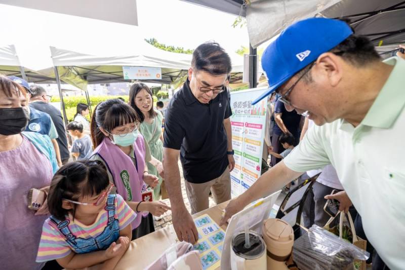 彭啓明部長參與攤位遊戲