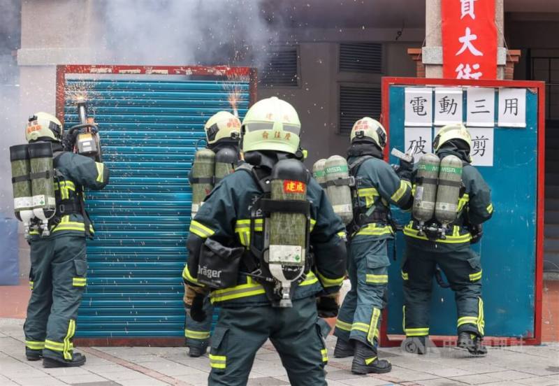 行政院10日核定修正「消防、海巡、空中勤務、移民及航空測量機關專業人員危險職務加給表」，比照警察人員，將各級別支給數額調高15%。圖為台北市政府消防局在迪化街舉行年貨大街消防演練