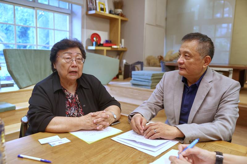 任蓉表演藝術學坊與羅馬台北文化協會共同策畫「慶祝2025年聖年 台、義聯合聲樂演唱會」，6日在台北舉辦活動記者會，台灣女高音聲樂家任蓉（左）、台北市義大利商會會長李新穎（右）出席