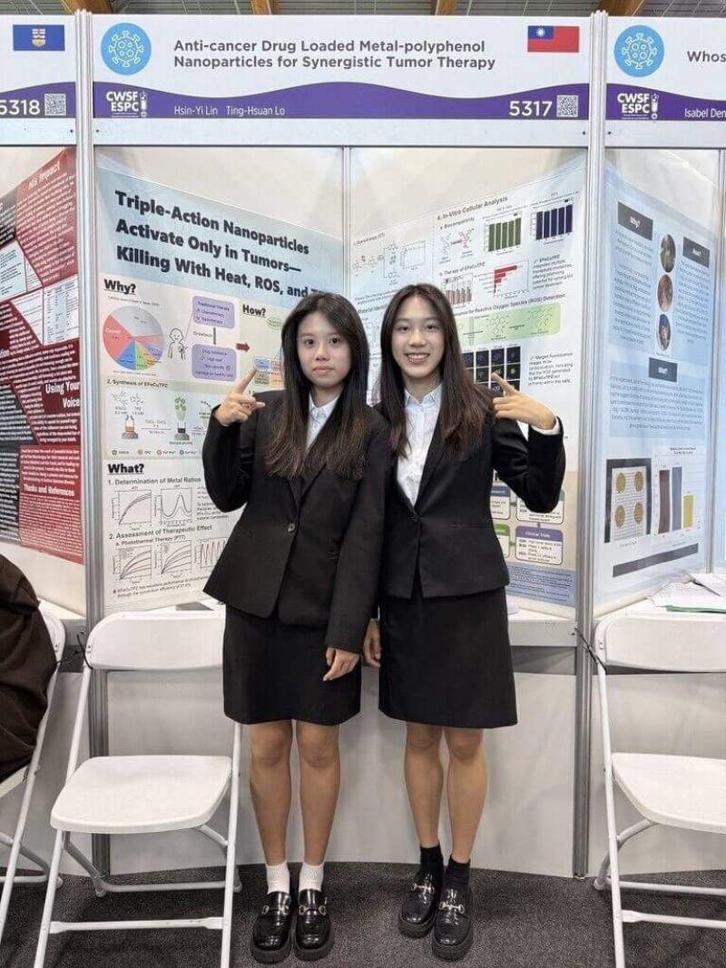 北一女中學生林昕儀（左）和羅庭宣（右）以研究作品「金屬多酚配位奈米載體合成與多功能腫瘤治療法開發」參賽，獲大會卓越獎銀牌。（駐加拿大代表處提供）