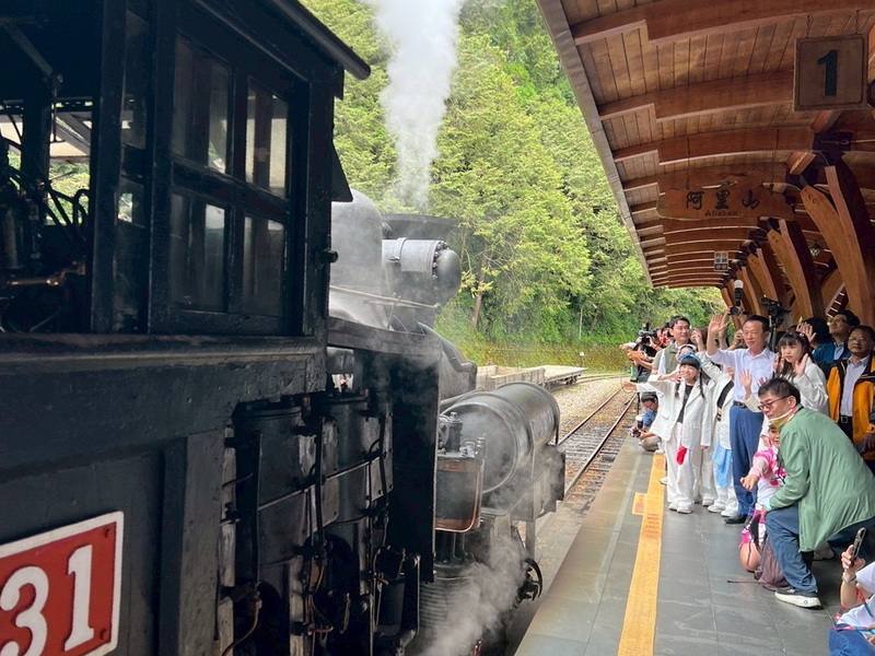 嘉義縣文化觀光局今年暑假舉辦「嘉義親子鐵道旅遊」，推出限定14趟阿里山蒸汽火車頭體驗行程。（嘉義縣文觀局提供）